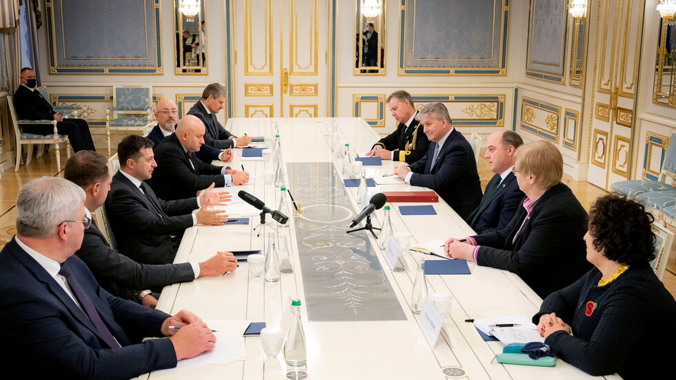 زيلينسكي يبحث الوضع في البحر الأسود مع وزير الدفاع البريطاني