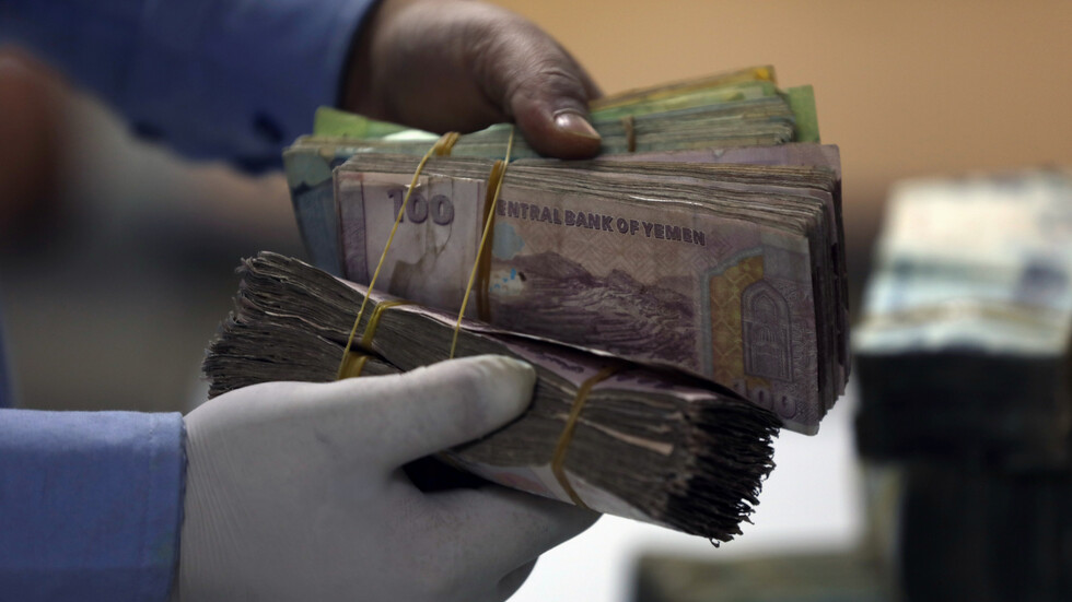 الريال اليمني يسجل مستوى قياسيا منخفضا جديدا أمام الدولار