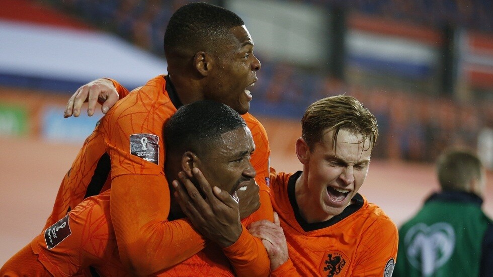 هولندا تتأهل إلى كأس العالم 