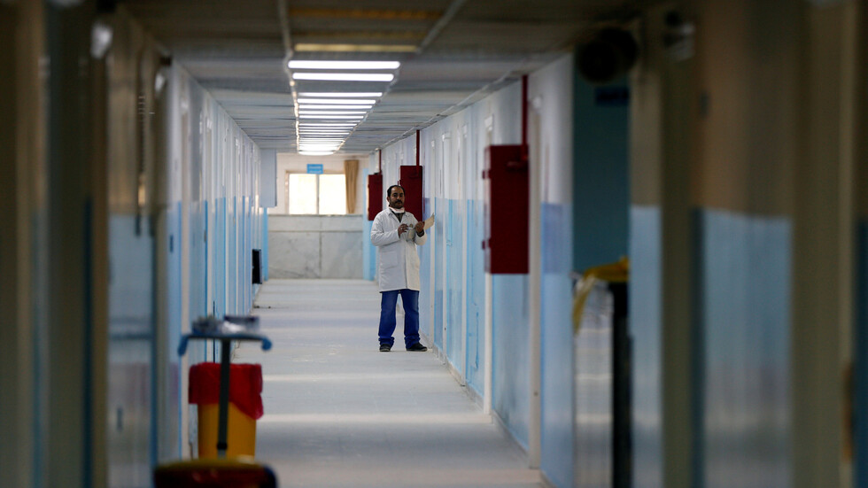 الأردن..مريض ينتحل صفة طبيب و"يقدم تشخيصا مبدئيا للمرضى" والأمن يتحرك