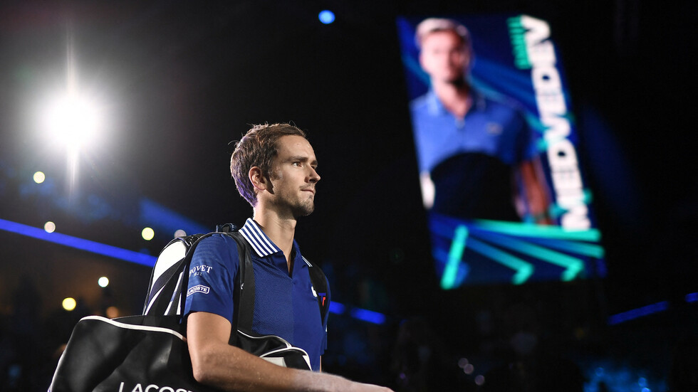 الروسي مدفيديف إلى نصف نهائي البطولة الختامية