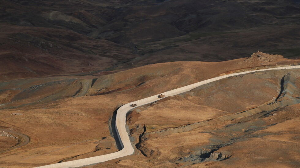 برلمانية إيرانية توجه رسالة تحذير لوزير الخارجية بشأن الجدار الحدودي مع تركيا