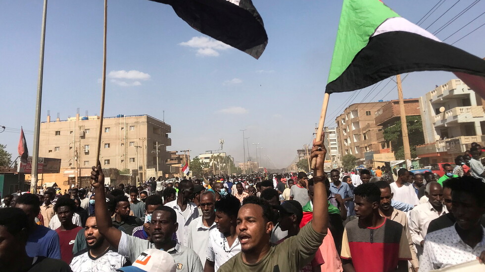 السودان.. استخدام الغاز المسيل للدموع ضد المتظاهرين والسلطات تقطع الاتصالات الهاتفية