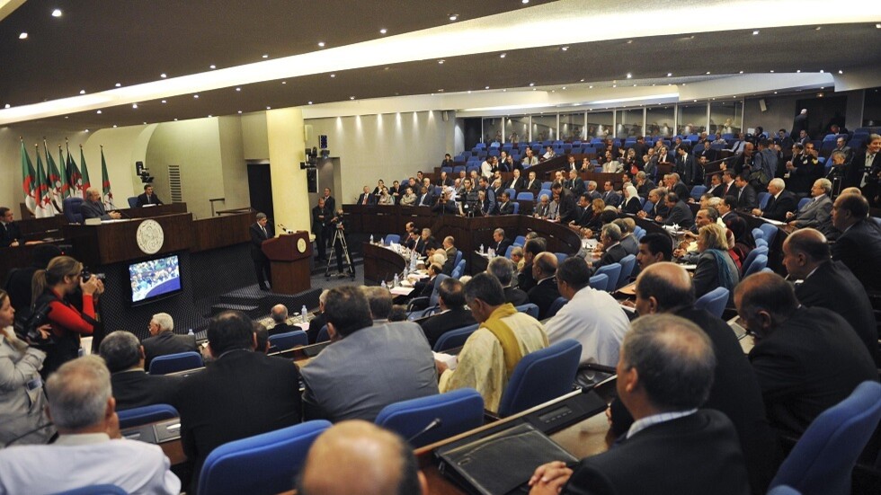 الجزائر تؤكد تمسكها بسياسة الدعم الاجتماعي بعد مصادقة البرلمان على قانون الموازنة الجديد