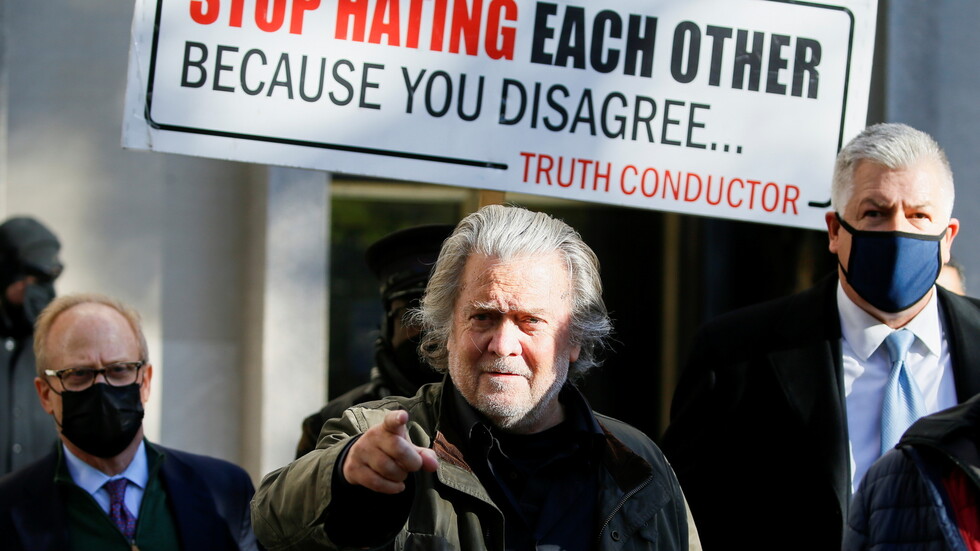 مستشار ترامب السابق يدفع ببراءته في قضية ازدراء الكونغرس