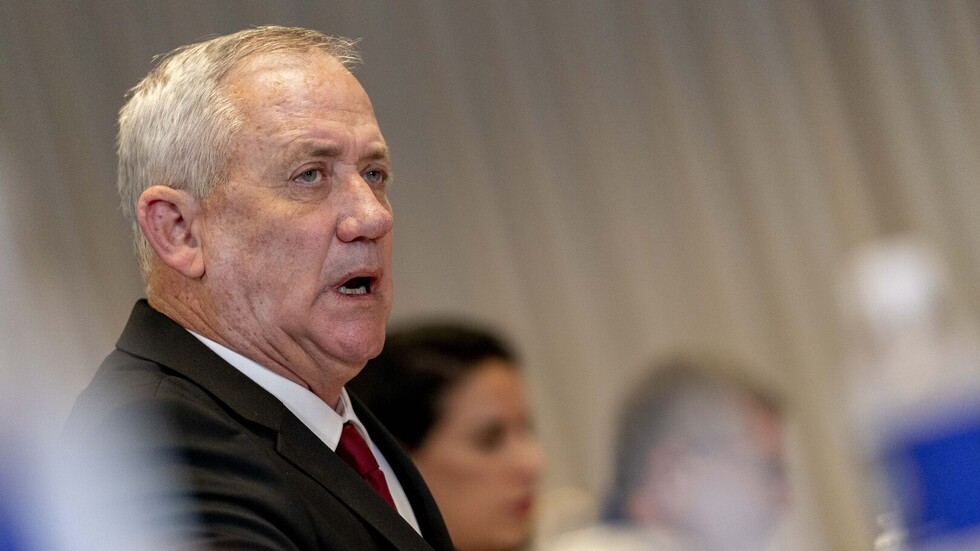 الأمن الإسرائيلي يكشف "جاسوسا إيرانيا" في منزل بيني غانتس!