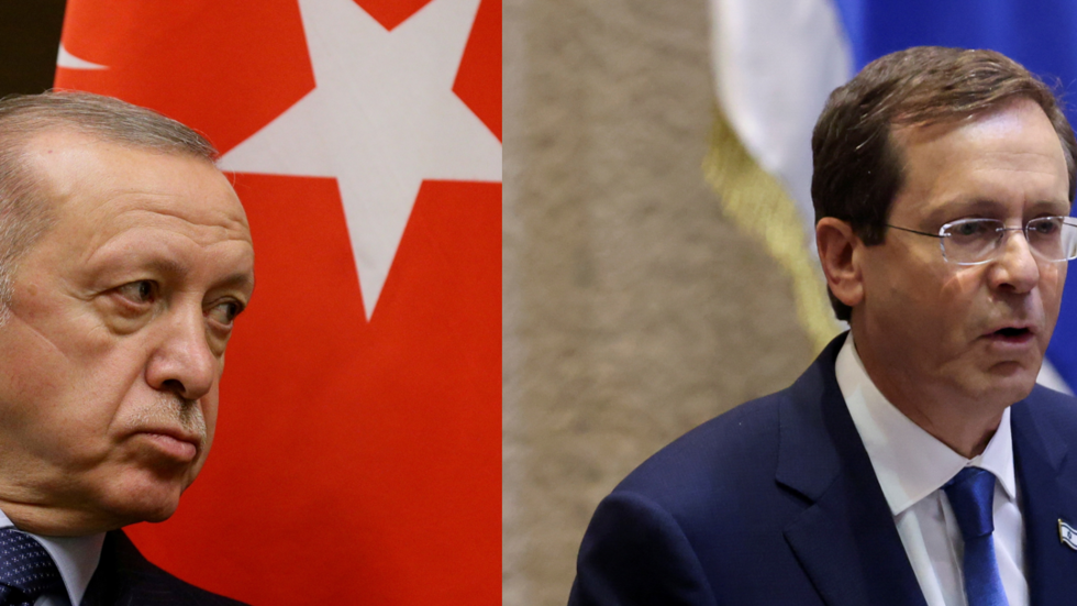 أردوغان يؤكد خلال اتصال هاتفي مع نظيره الإسرائيلي ضرورة إعادة ترسيخ ثقافة السلام والتسامح بالمنطقة