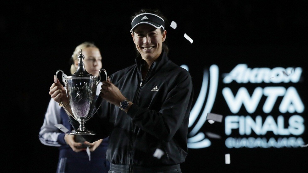 موغوروزا أول إسبانية تتوج بلقب البطولة الختامية لمحترفات التنس (فيديو)