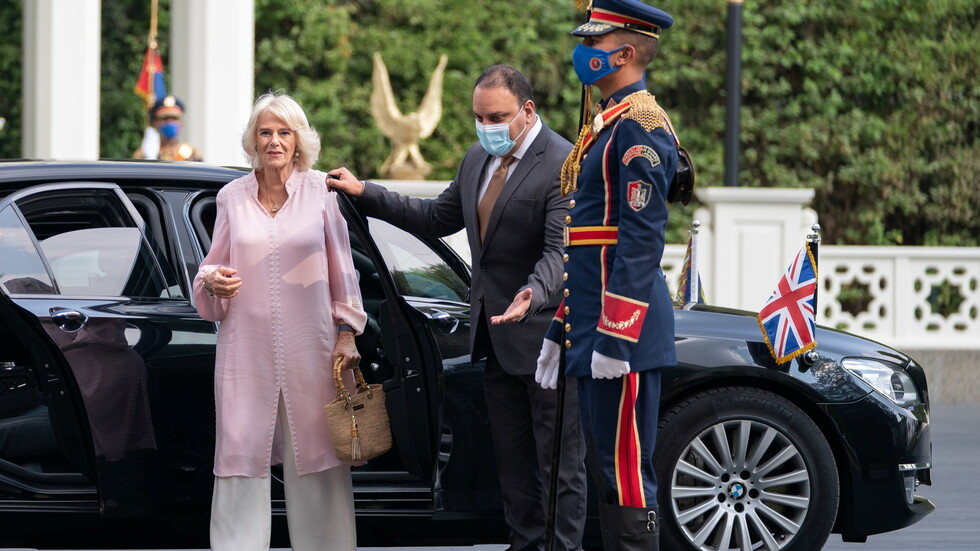 وسط احتفاء الأهالي..  زوجة الأمير تشارلز تنهي زيارتها في منطقة عزبة خيرالله المصرية (صور)