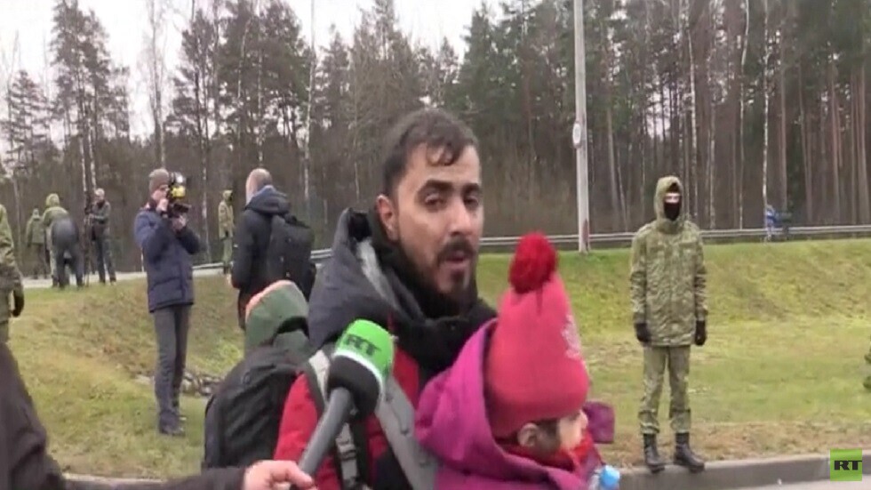 مهاجرون يتدفقون على مركز إيواء بيلاروسي