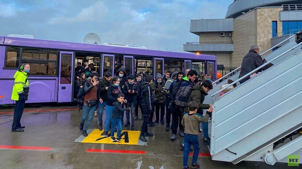 العراق.. وصول أول طائرة إلى مطار أربيل تقل مهاجرين عائدين من بيلاروس (صور + فيديو)