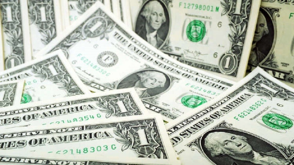 الدولار يتراجع عن أعلى مستوى في 16 شهرا