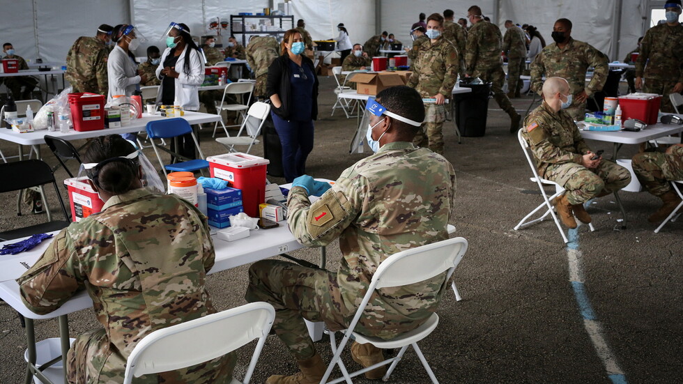 الجيش الأمريكي يمنع تجديد عقود منتسبيه غير المطعمين ضد كورونا