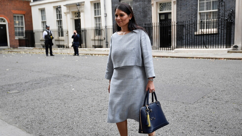 إعلام: وزيرة الداخلية البريطانية بريتي باتل تصنف حركة "حماس" تنظيما إرهابيا