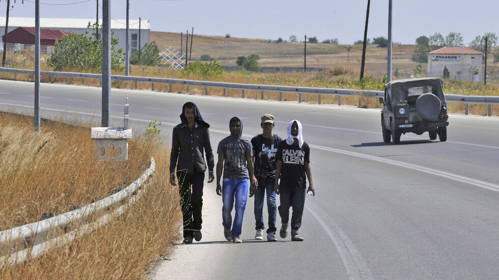 اليونان.. مقتل 7 مهاجرين وإصابة آخرين جراء حادث مروري