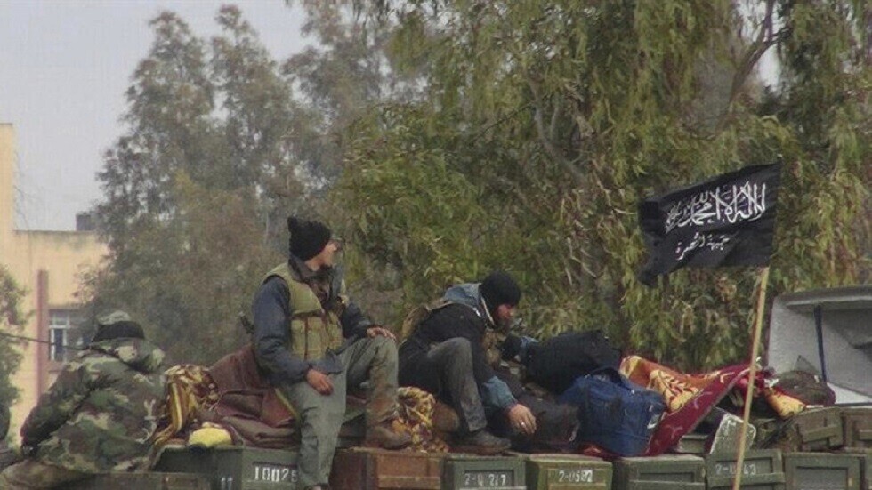 سوريا.. جماعات مسلحة تعتدي بالقذائف الصاروخية على بلدة في ريف حماة