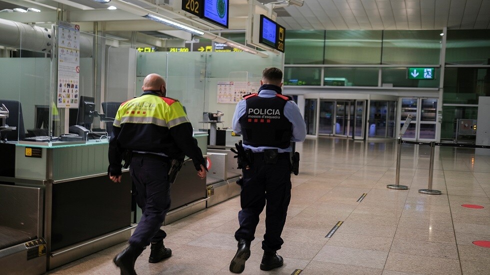 طائرتهم انطلقت من مصر.. عشرات الفلسطينيين يطلبون اللجوء لإسبانيا