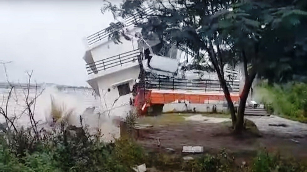 الهند.. انهيار منزل في نهر بعد هطول أمطار غزيرة في تاميل نادو فيلور (فيديو)