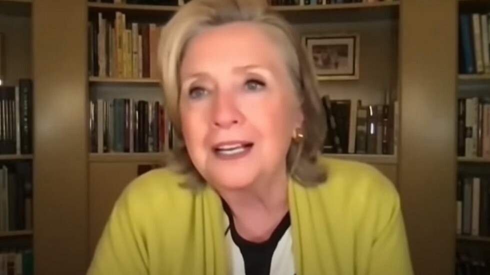 كلينتون تحذر من العملات المشفرة وعواقبها الوخيمة على الدولار (فيديو)