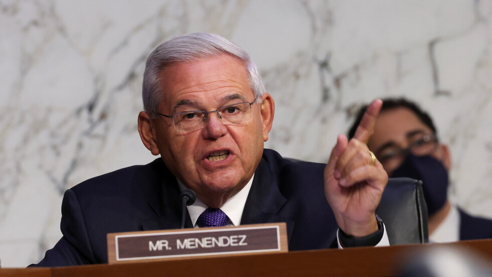 سيناتور أمريكي بارز يدعو لفرض عقوبات على روسيا في حال "اجتياحها" أوكرانيا