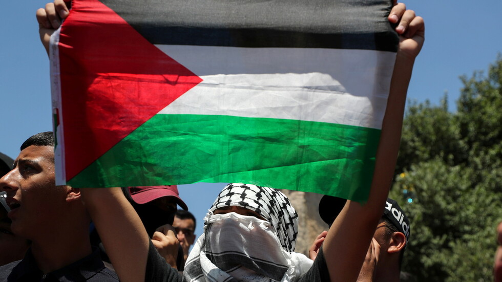 اشتباكات بين فلسطينيين وقوات الأمن الفلسطينية في مخيم جنين (فيديو)