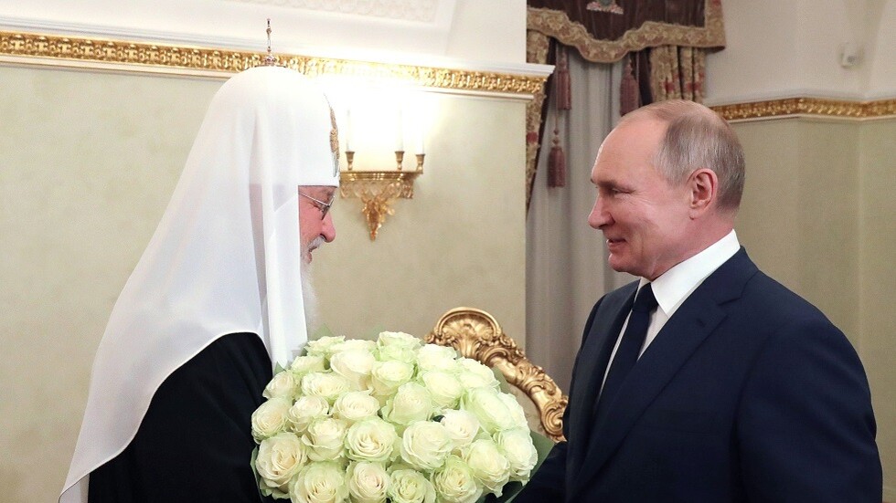 بوتين يمنح البطريرك كيريل وسام تقدير في عيد ميلاده الـ75