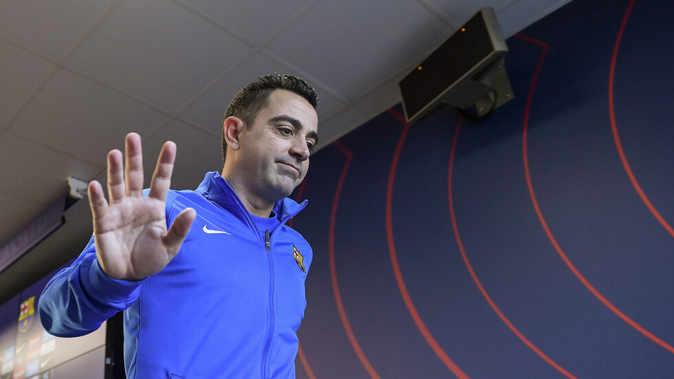 تشافي يعلن قائمته الأولى في برشلونة