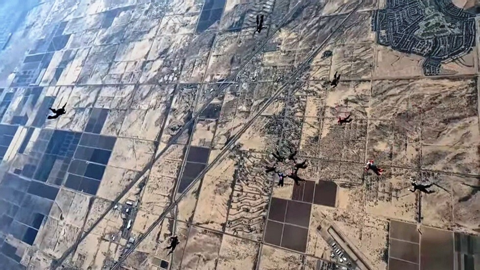 40 امرأة يجتمعن في سماء أريزونا لتحطيم رقم قياسي في القفز بالمظلة (فيديو)