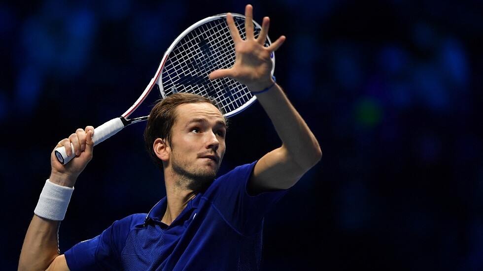 الروسي مدفيديف يتأهل إلى نهائي البطولة الختامية لمحترفي التنس للدفاع عن لقبه