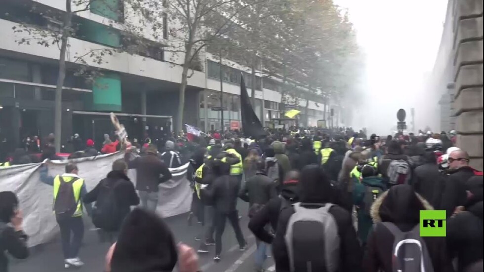 بالفيديو.. الشرطة تستخدم الغاز المسيل للدموع لتفريق متظاهري 