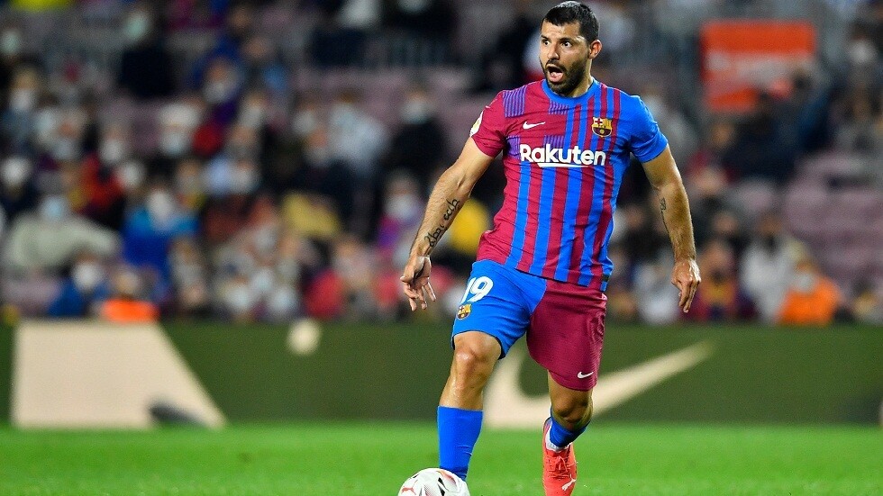 أغويرو يقرر اعتزال كرة القدم بشكل مفاجئ بعد 6 أشهر من انضمامه إلى برشلونة