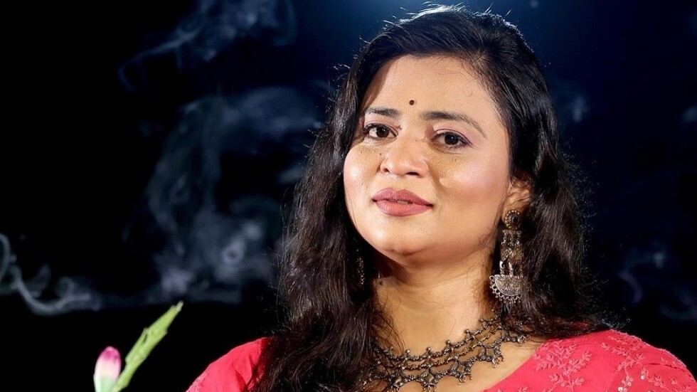 معجب يصب الأموال من الدلو على رأس مطربة شعبية في الهند (فيديو)