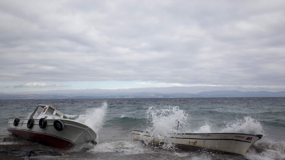 لبنان.. إنقاذ مركب على متنه عائلات لبنانية وسورية وفلسطينية مهاجرة (صور)