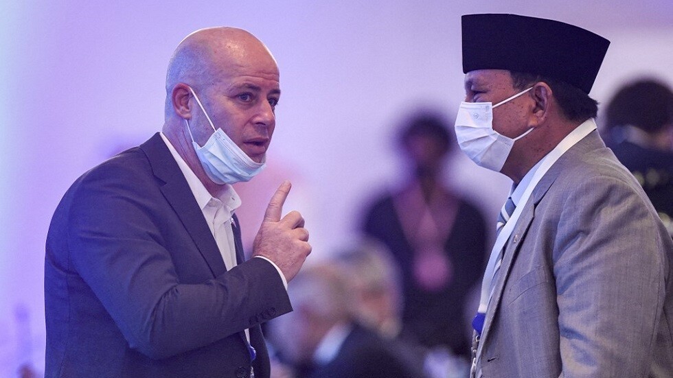 في لقاء نادر وغير عادي.. السفير الإسرائيلي لدى البحرين يلتقي وزير الدفاع الإندونيسي