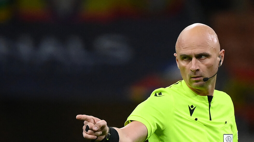 صافرة روسية تحكم مواجهة برشلونة وبنفيكا