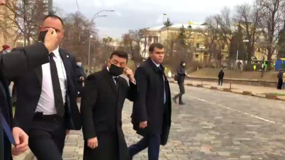 بالفيديو .. استقبال "غير لطيف" للرئيس الأوكراني