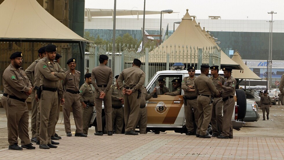 السعودية.. القبض على 5 أشخاص أتلفوا 3 سيارات وأحرقوها (فيديو)