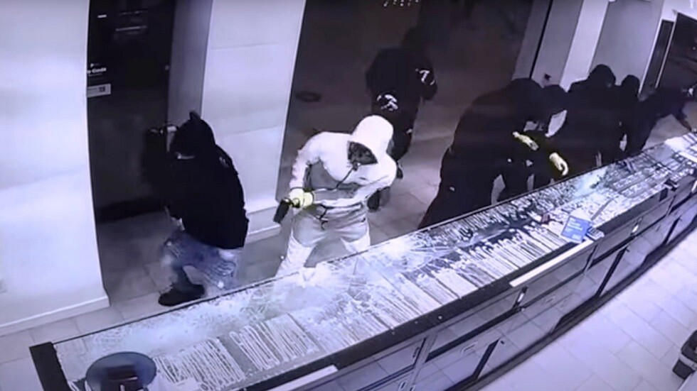 شبيه بمشهد هوليوودي.. سطو مسلح في أقل من 60 ثانية (فيديو)