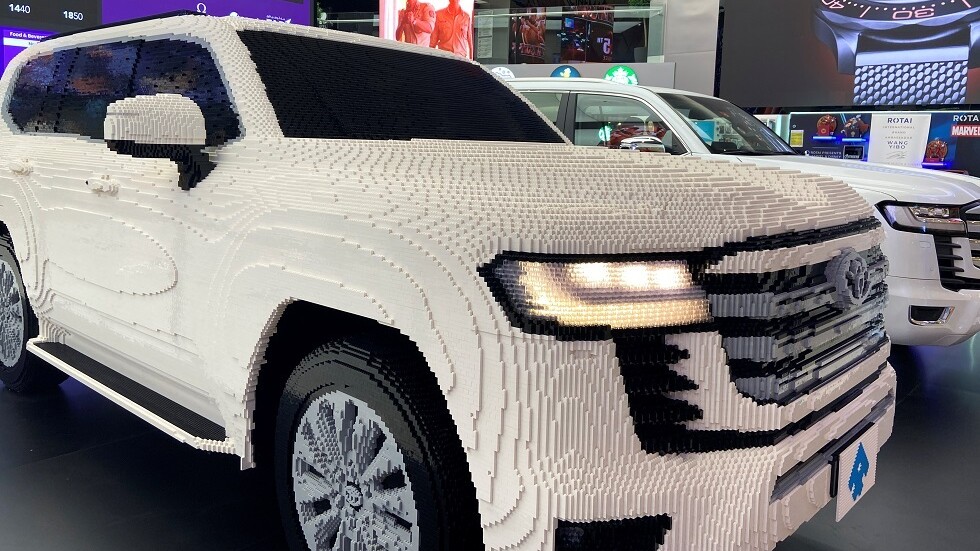 "تويوتا لاند كروزر" من مكعبات "الليغو" تجذب عشاق السيارات في دبي (فيديو)