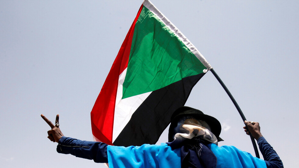 السودان.. إطلاق سراح 4 معتقلين سياسيين بينهم عمر الدقير وياسر عرمان
