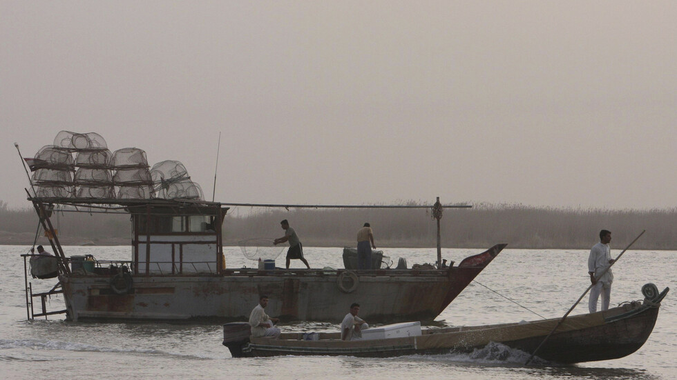 إيران تعلن احتجاز زورقي صيد عمانيين