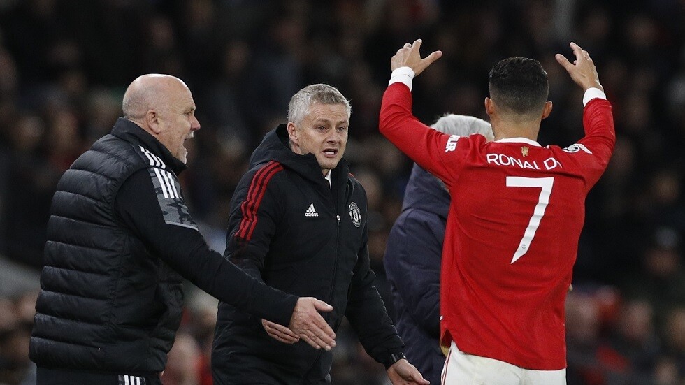 بالدموع.. أول تعليق لسولشاير بعد رحيله عن مانشستر يونايتد (فيديو)