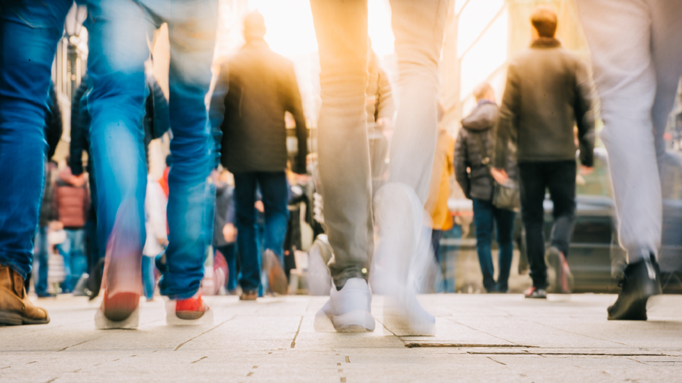 نمط مشيتك يمكن أن يكون علامة إنذار مبكرة لمرض لا علاج له