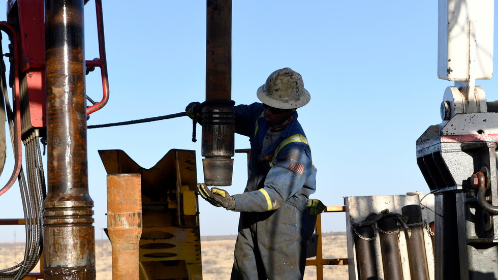 البيت الأبيض يعلن سحب كمية كبيرة من النفط من الاحتياطي الاستراتيجي