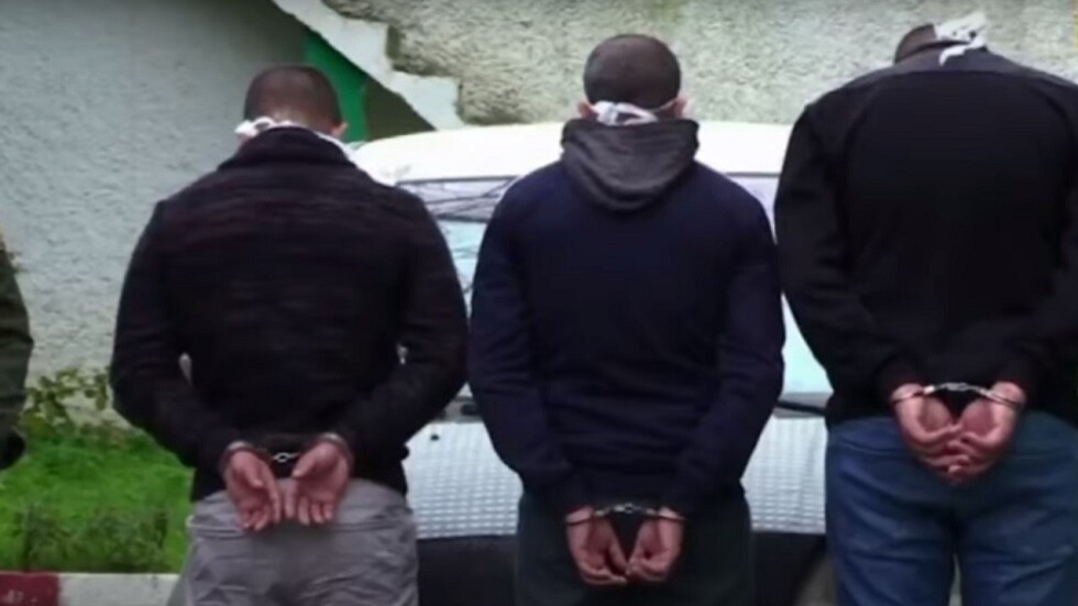 الجزائر.. تفكيك شبكة إجرامية دولية لتهريب المهاجرين (فيديو)