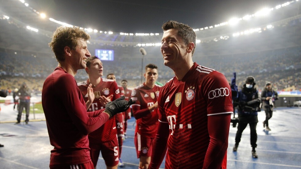 شاهد.. ليفاندوفسكي يواصل هوايته في تسجيل الأهداف بمقصية عالمية