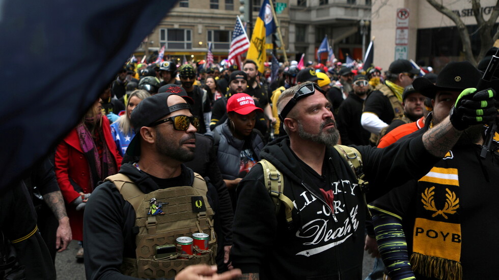 لجنة التحقيق في اقتحام الكابيتول تستدعي زعماء Proud Boys وOath Keepers
