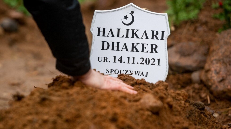 دفن جنين مهاجرة عراقية ولد ميتا على الحدود البولندية (صور)