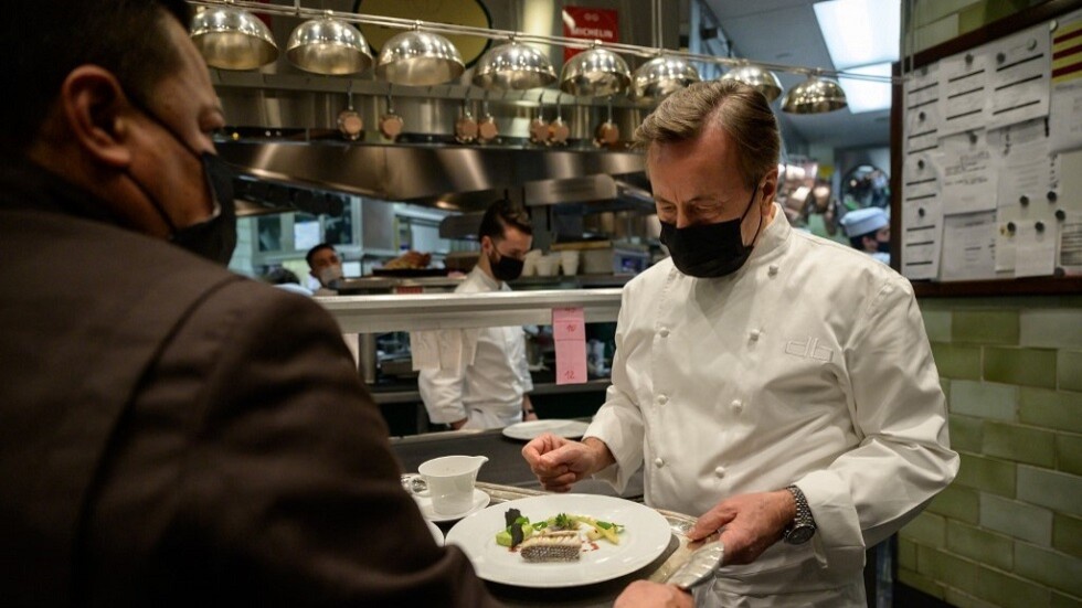 طاه فرنسي في نيويورك يفوز بلقب أفضل صاحب مطعم في العالم (فيديو)