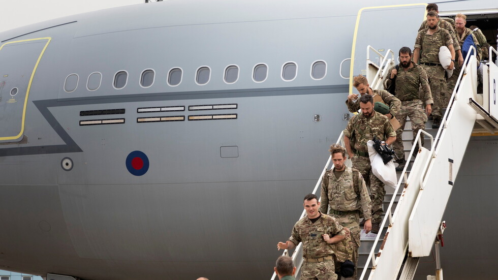 صحيفة: بريطانيا تنقل أكبر قاعدة تدريبية لقواتها من كندا إلى الشرق الأوسط